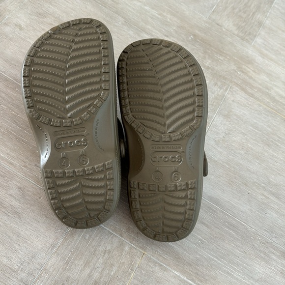 Crocs fur lined Size 6 women 4 Men - Picture 3 of 4